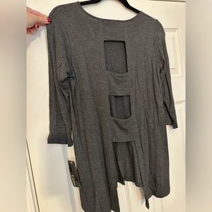 **NEVER WORN** Grey quarter length sleeve top with cutouts on back